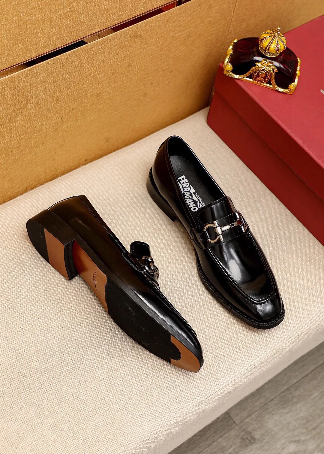 Men's shoes 💰400 💐 Product trademark: Ferragamo "Ferragamo" casual leather shoes Regular size: 39-44 (38.45.46🉑️Customized) Product materials: Selected imported open-edge beaded calfskin upper + classic hardware buckle, imported pig leather lining. Strong three-dimensional visual effect, non-slip and wear-resistant combination outsole Color: 1⃣️color optional